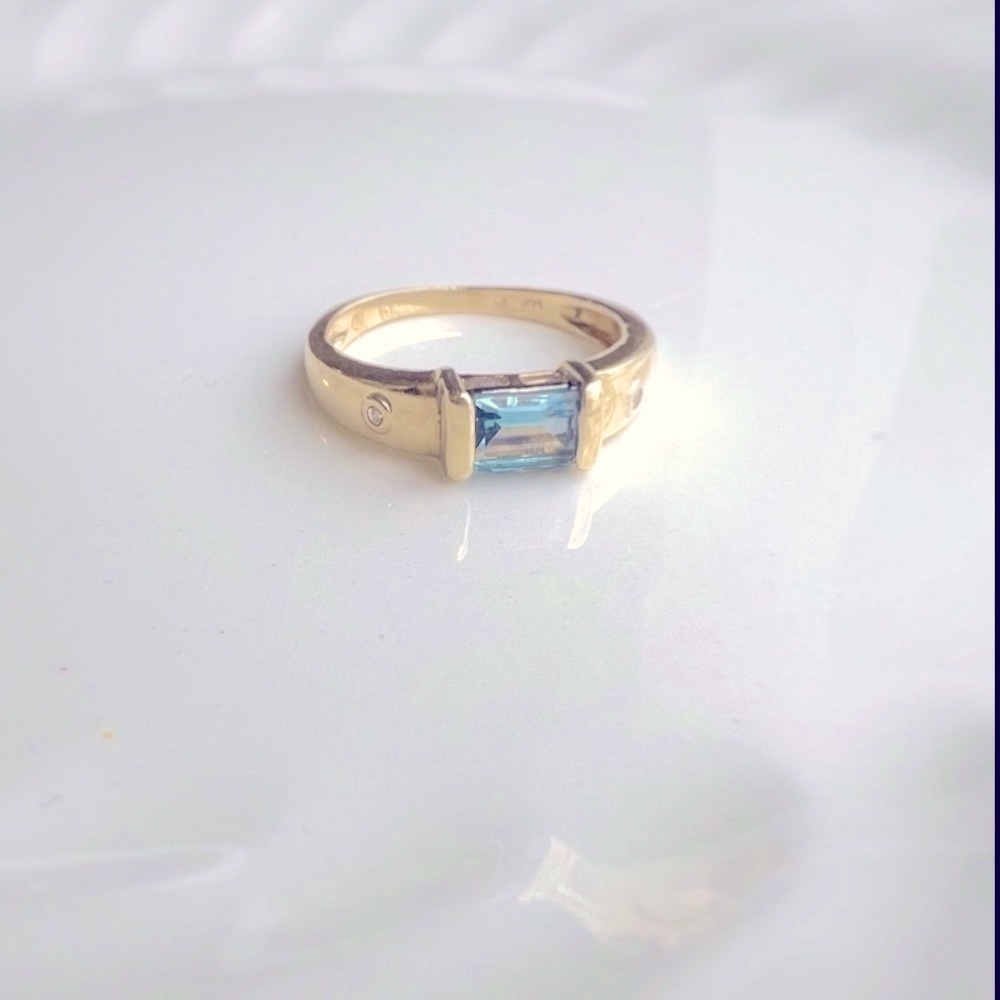 14 kt Gold Ring with Light Blue Aquamarine Baguette Cut Bezel Set w/2 Diamonds - Picture 7 of 7